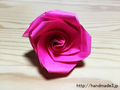 折り紙で立体のバラを折った