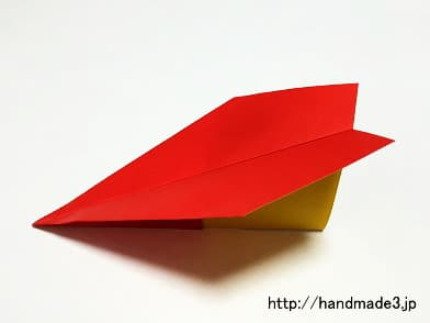 折り紙で簡単な紙飛行機を作った