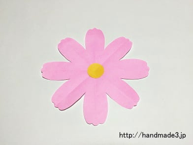 折り紙でコスモスの花の切り紙を作った